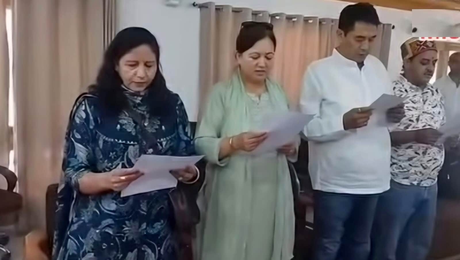 भुंतर नगर पंचायत में शपथ ग्रहण करते नव निर्वाचित वार्ड सदस्य।-संवाद