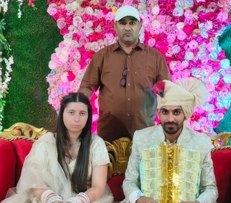 Carolina from Portugal fell in love with Praveen from Bhiwani; the couple tied the knot according to Hindu rituals.
