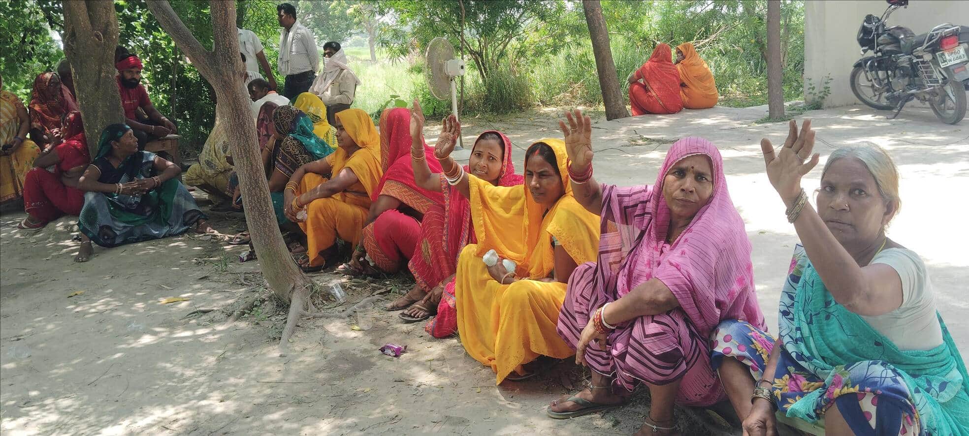 बेलौली बिजली उपकेंद्र परिसर में धरना पर बैठीं महिलाएं। संवाद