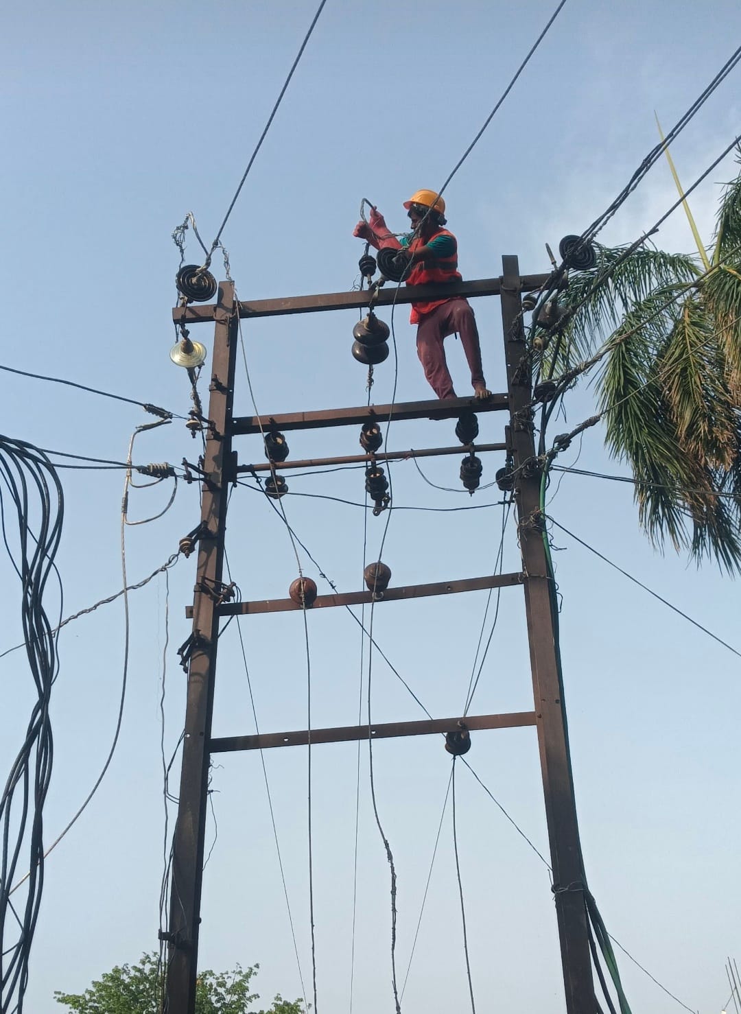 Demand dropped by 93 MW, feeder tripped 32 times in 4 hours