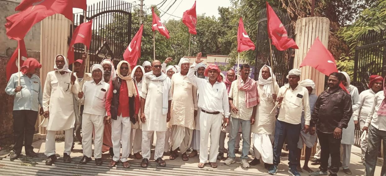 Left-wing parties staged a protest against the foreign policy.