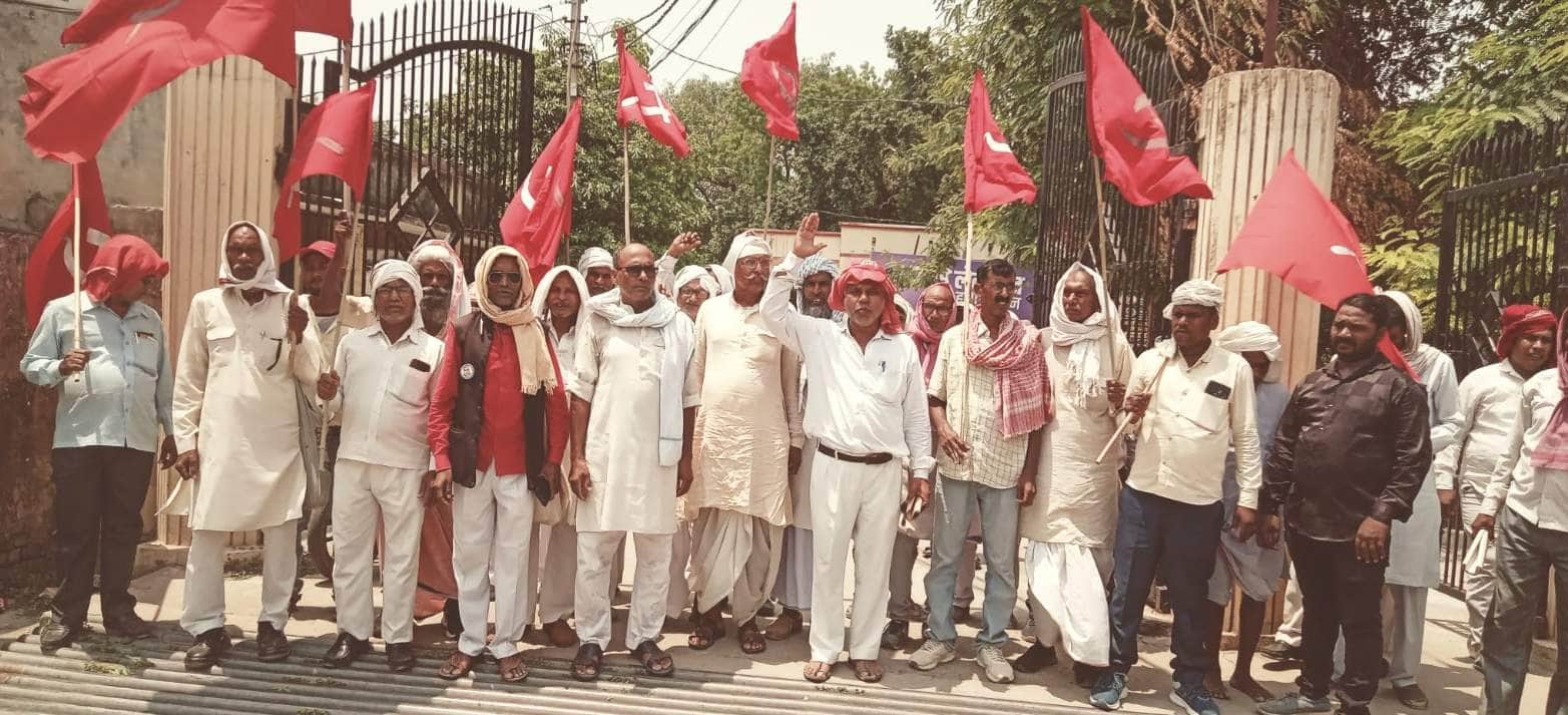 चकिया तहसील मुख्य गेट पर प्रदर्शन करते वामपंथी कार्यकर्ता। संवाद