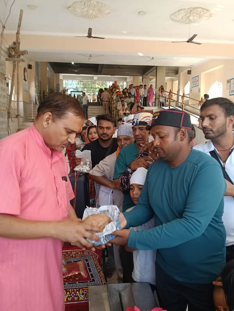 चामुंडा मंदिर में वीरवार को उमड़ी भीड़। संवाद