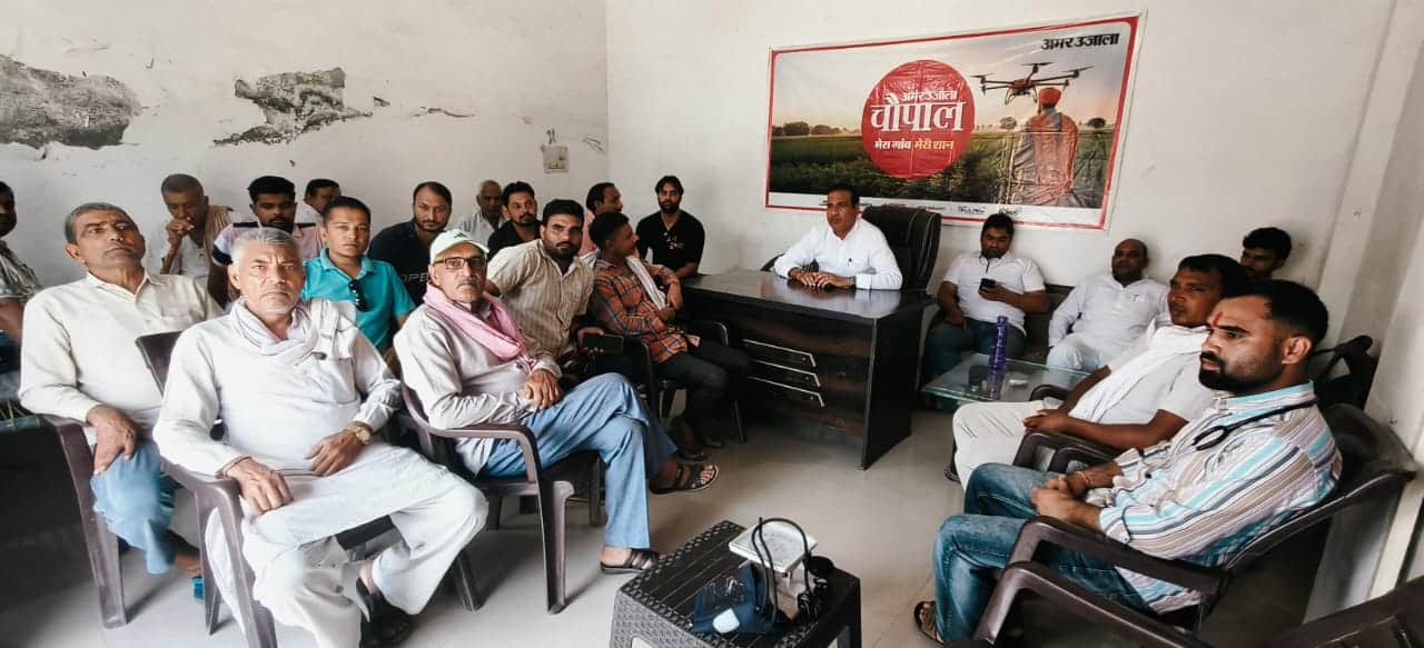 चौपाल कार्यक्रम में उपस्थित ग्रामीण, सरपंच संजय त्यागी और जिला परिषद प्रतिनिधि विपिल पांचाल। 