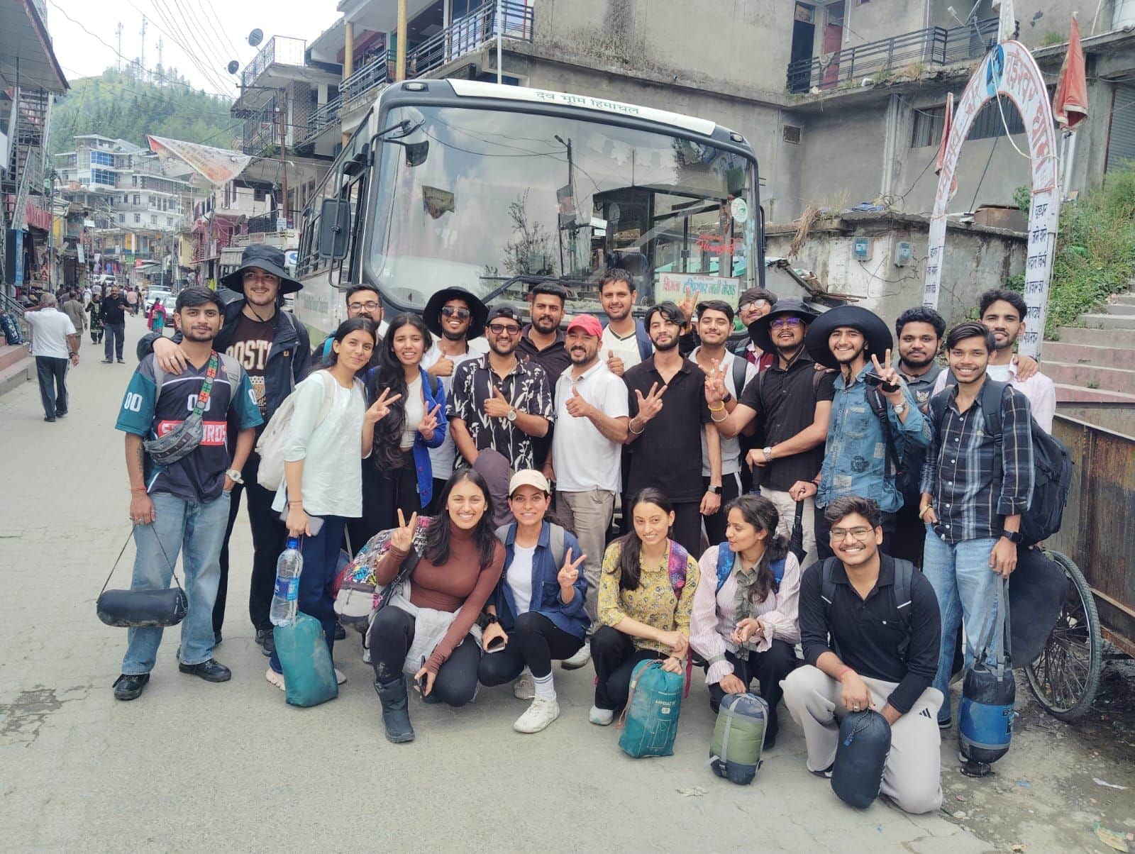 चूड़धार की यात्रा पर जाते एचपीयू शिमला के छात्र। संवाद