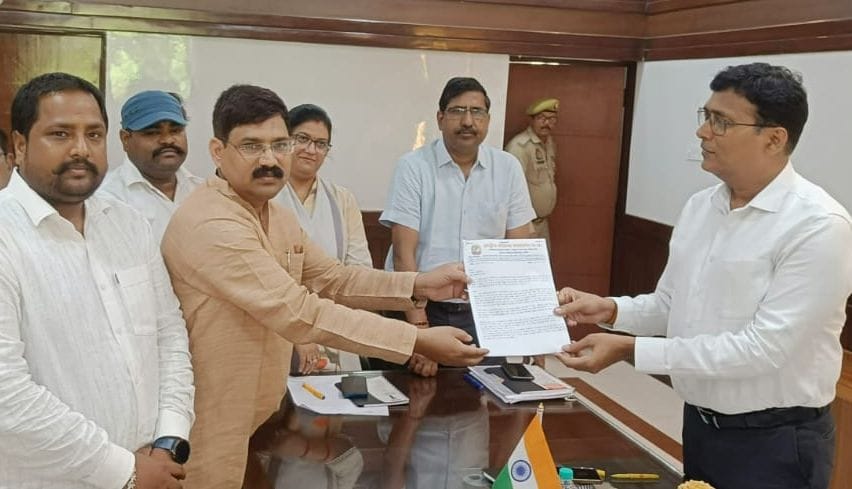 Teachers submitted a memorandum to the DM in protest against the mandatory TET
