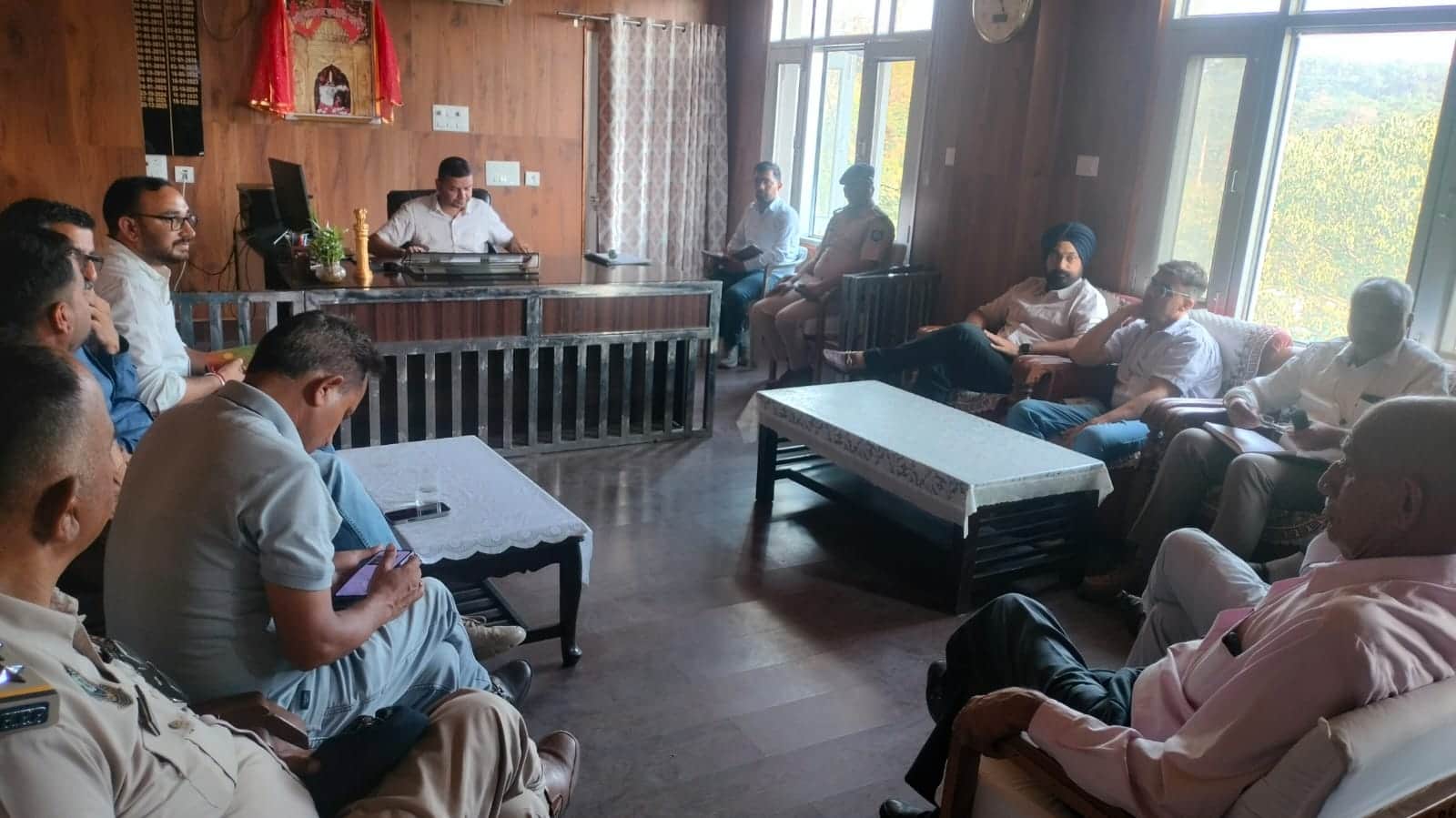 एसडीएम नादौन निशांत शर्मा सड़क दुर्घटनाओं की रोकथाम के लिए आयोजित बैठक में विभिन्न विभागीय अधिक