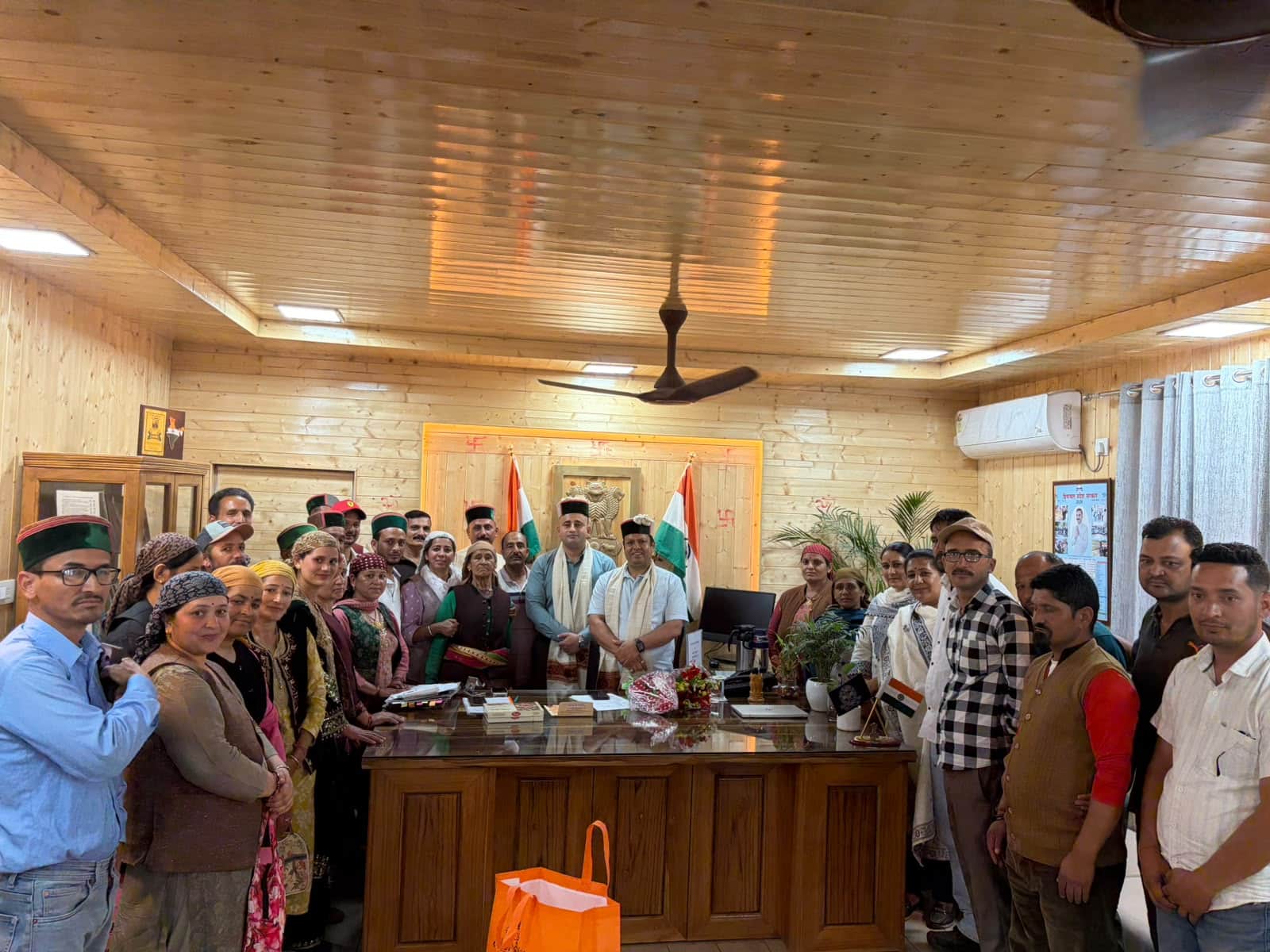 एसडीएम रोहडू से मुलाकात करते ढाकगाव पंचायत का प्रतिनिधि मंडल। संवाद