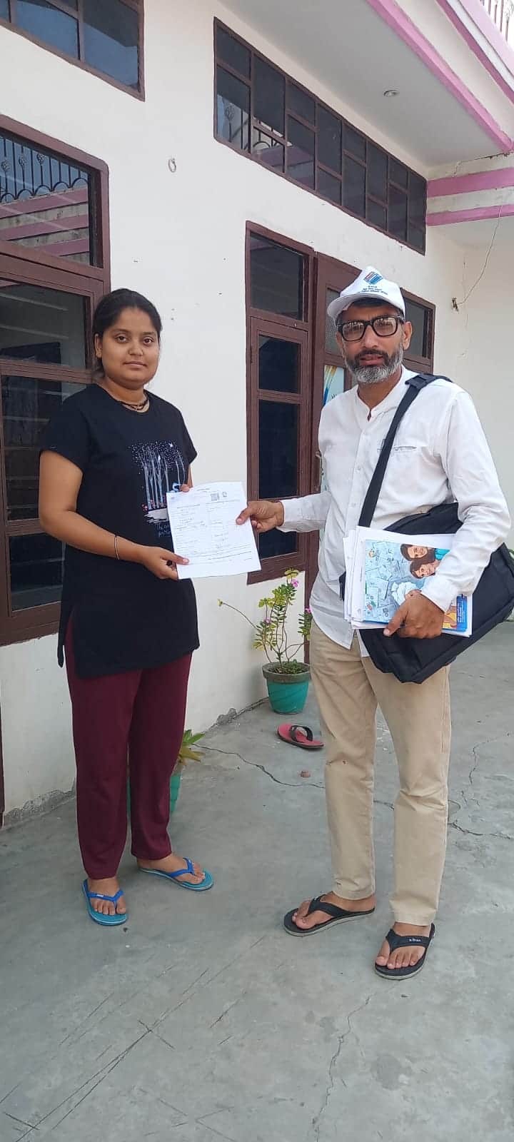 फॉर्म देते बीएलओ। संवाद