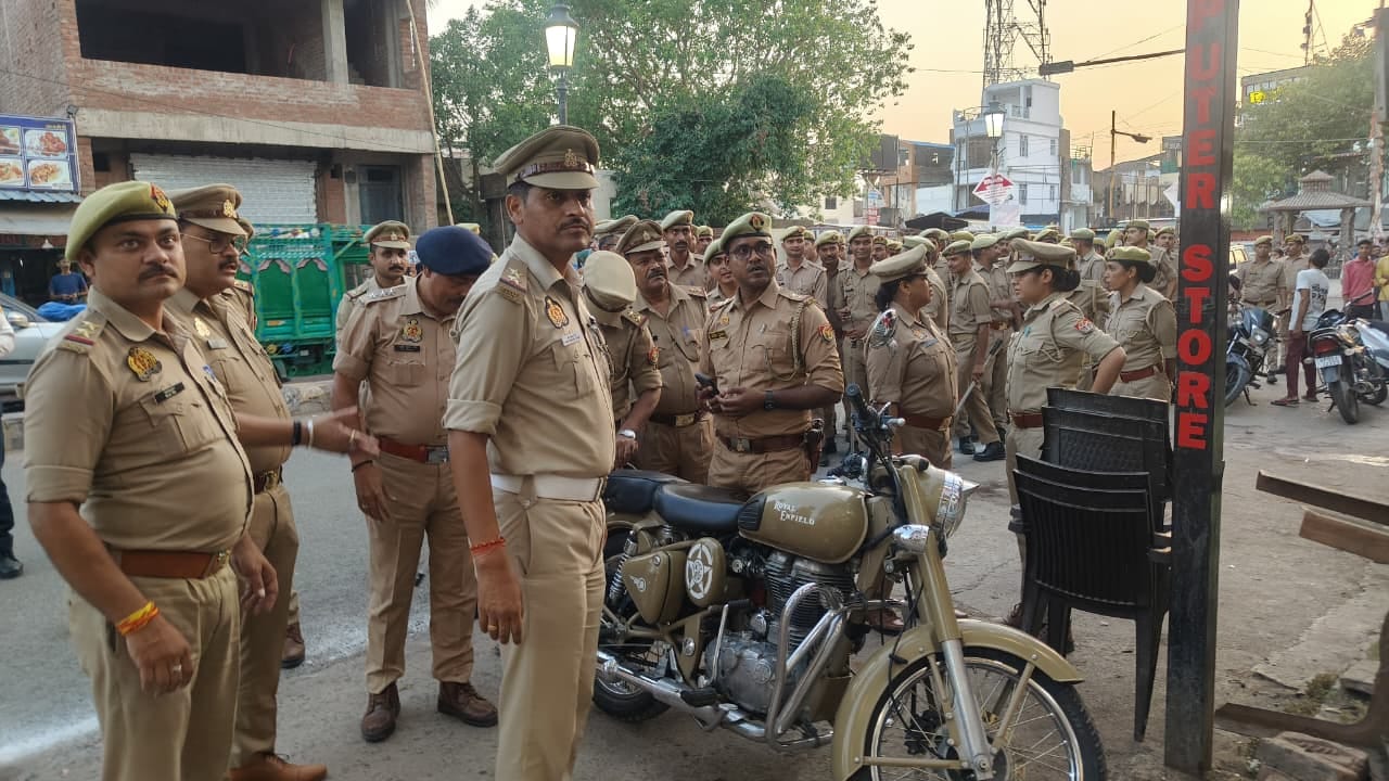 फोटो - 05 स्टेशन रोड पर चेकिंग करती कोतवाली पुलिस। संवाद