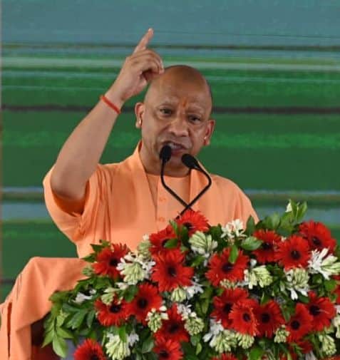 फोटो-10- सदर तहसील के हिंदूखेड़ा भवानीखेड़ा जनसभा को संबोधित करते मुख्यमंत्री योगी आदित्यनाथ। 