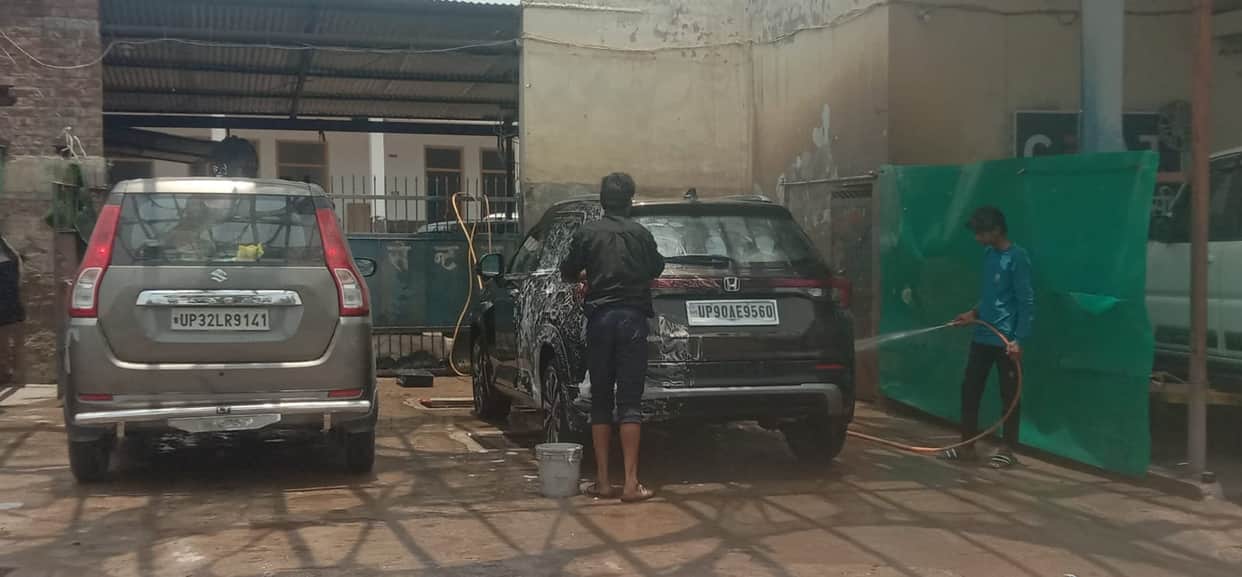 Thousands of liters of water wasted by illegal vehicle washing centers.