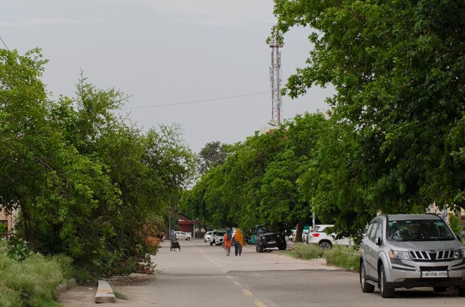 Cloudy skies with dust storm, temperature reaches 39 degrees