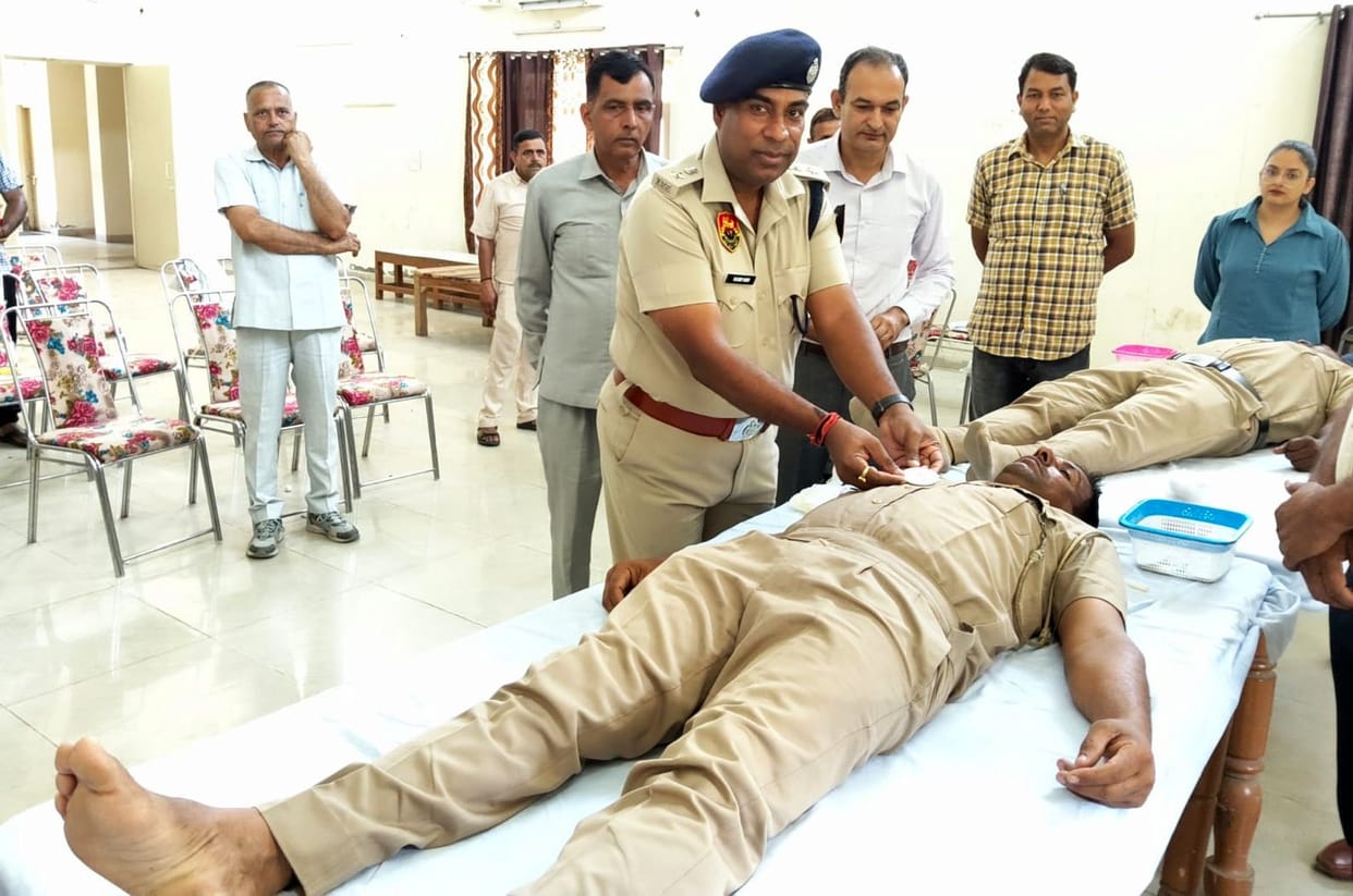 50 policemen donated blood in the camp