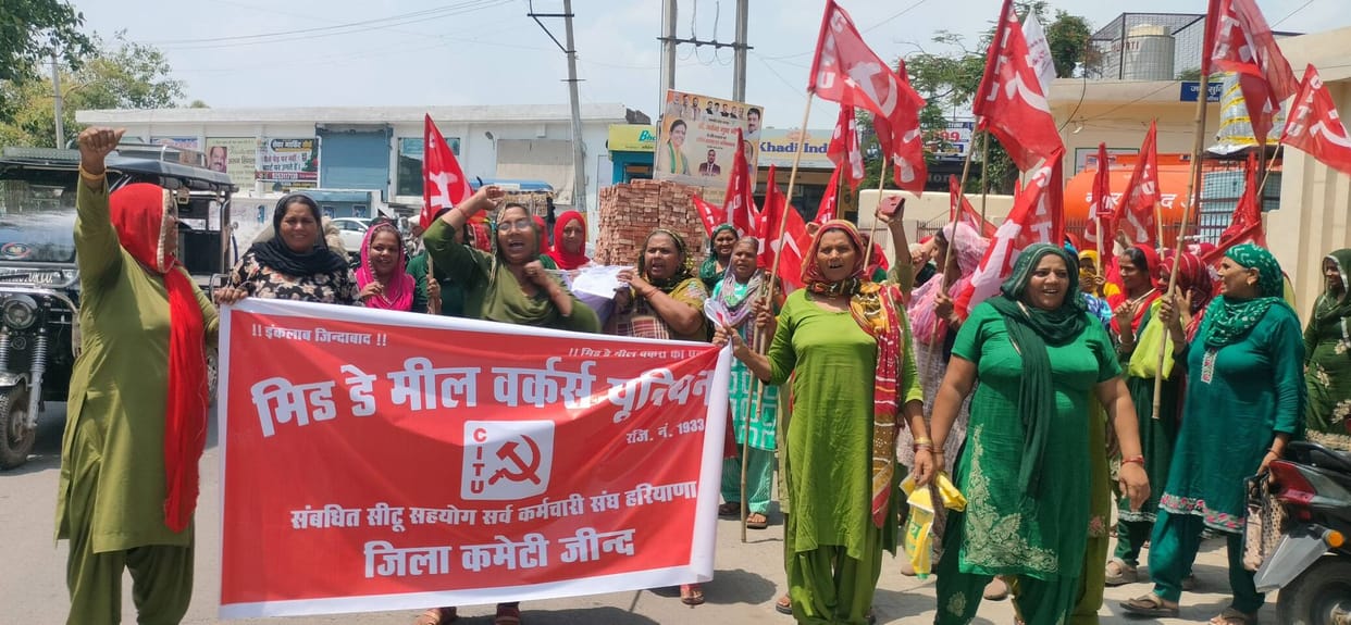 Mid-day meal workers took out a funeral procession of the Education Minister's effigy demanding a pay hike.
