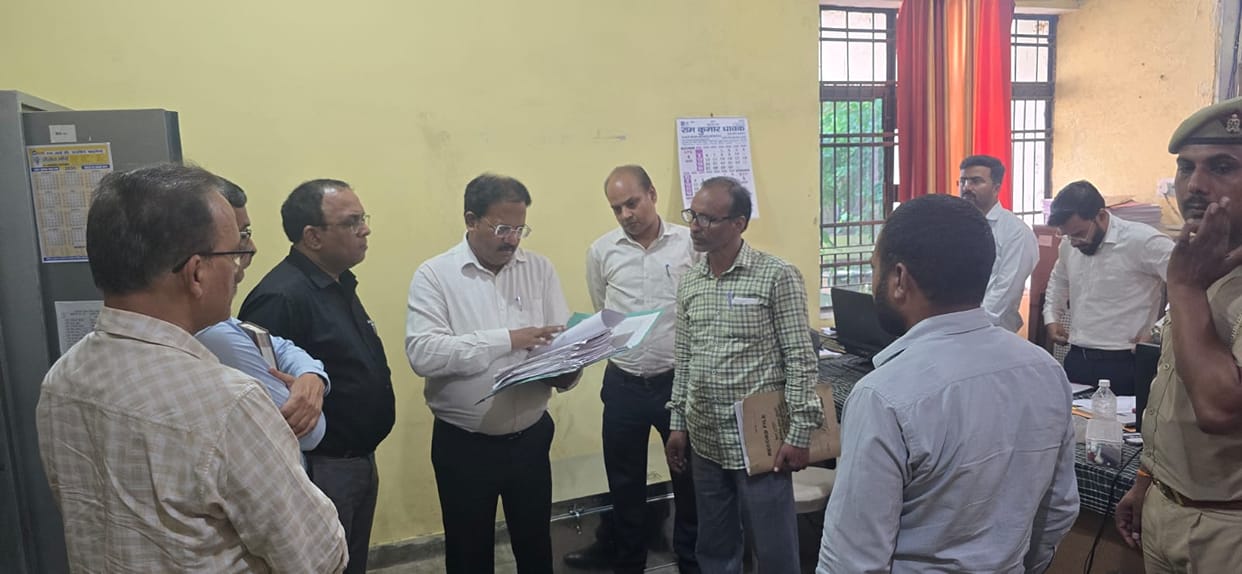 FIR against senior assistant for not giving teachers' files