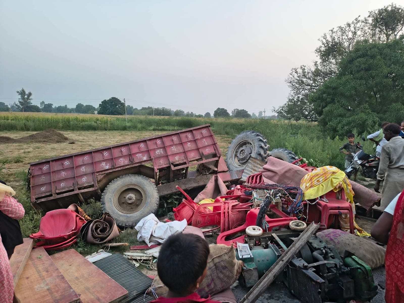 फोटो-23 घटनास्थल पलटा पड़ा ट्रैक्टर-ट्राॅली और पड़ा टेंट का सामान। संवाद