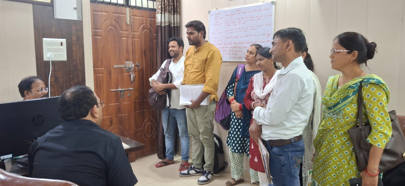 फोटो-24- बीएसए कार्यालय में काउंसिलिंग के लिए आए अभ्यर्थियों से जानकारी लेते अधिकारी। संवाद