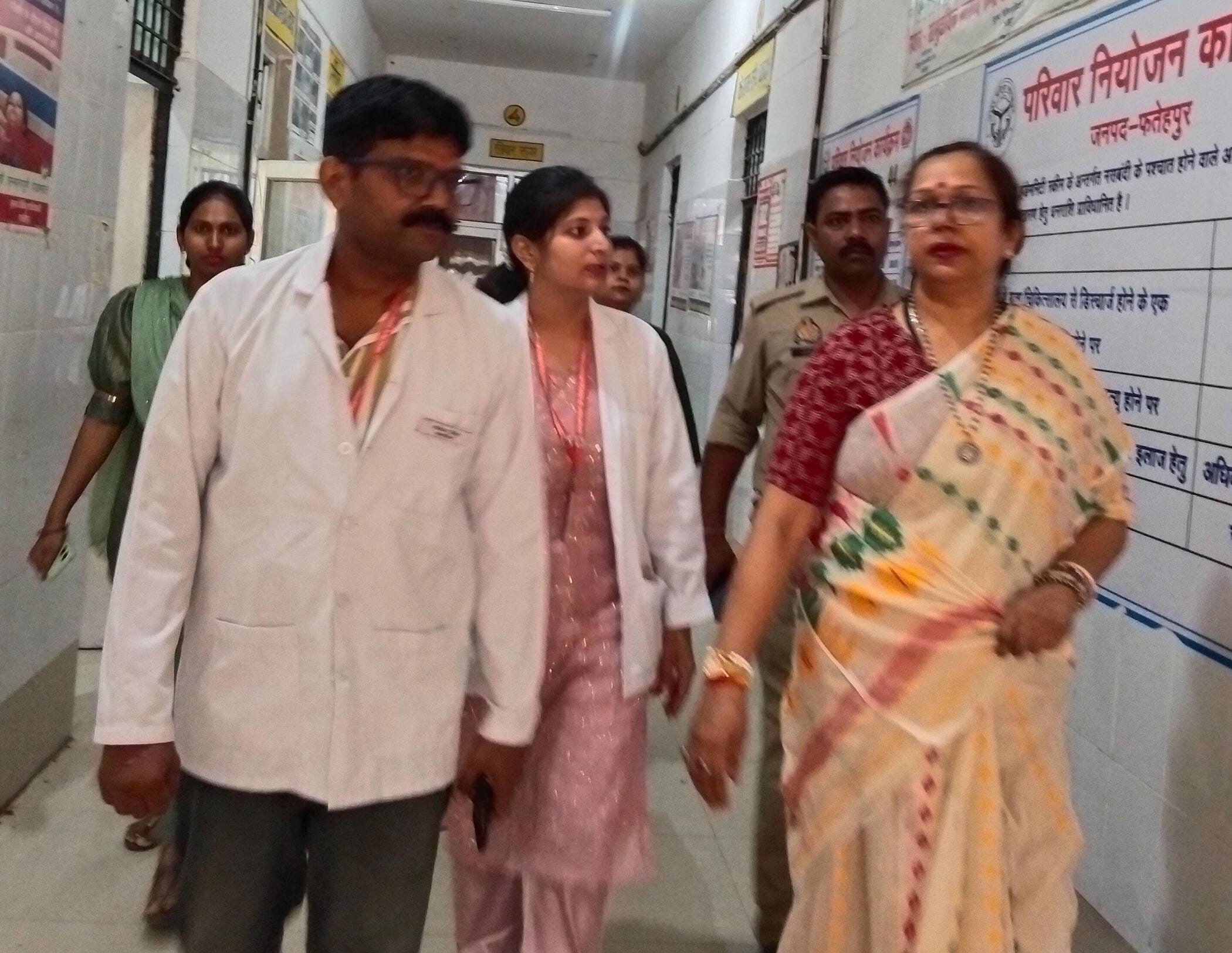 फोटो-27-सीएचसी का निरीक्षण करतीं महिला आयोग की सदस्य अंजू प्रजापति। संवाद
