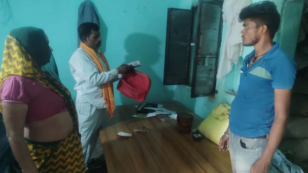 Jewelry and cash looted from woman in Dabhni village after gagging her.