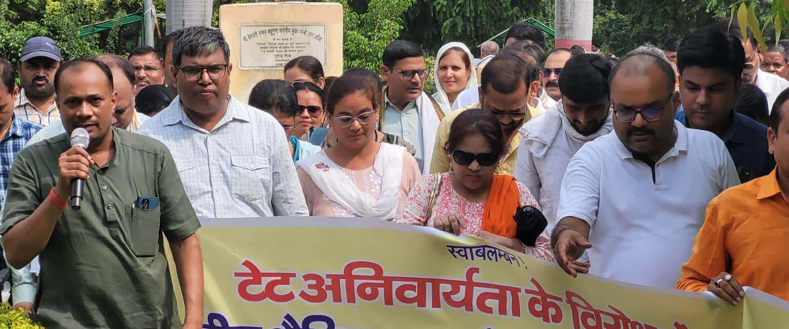 फोटो-33-डीएम को ज्ञापन देने जाते शिक्षक संघ के पदाधिकारी। स्रोत: संगठन