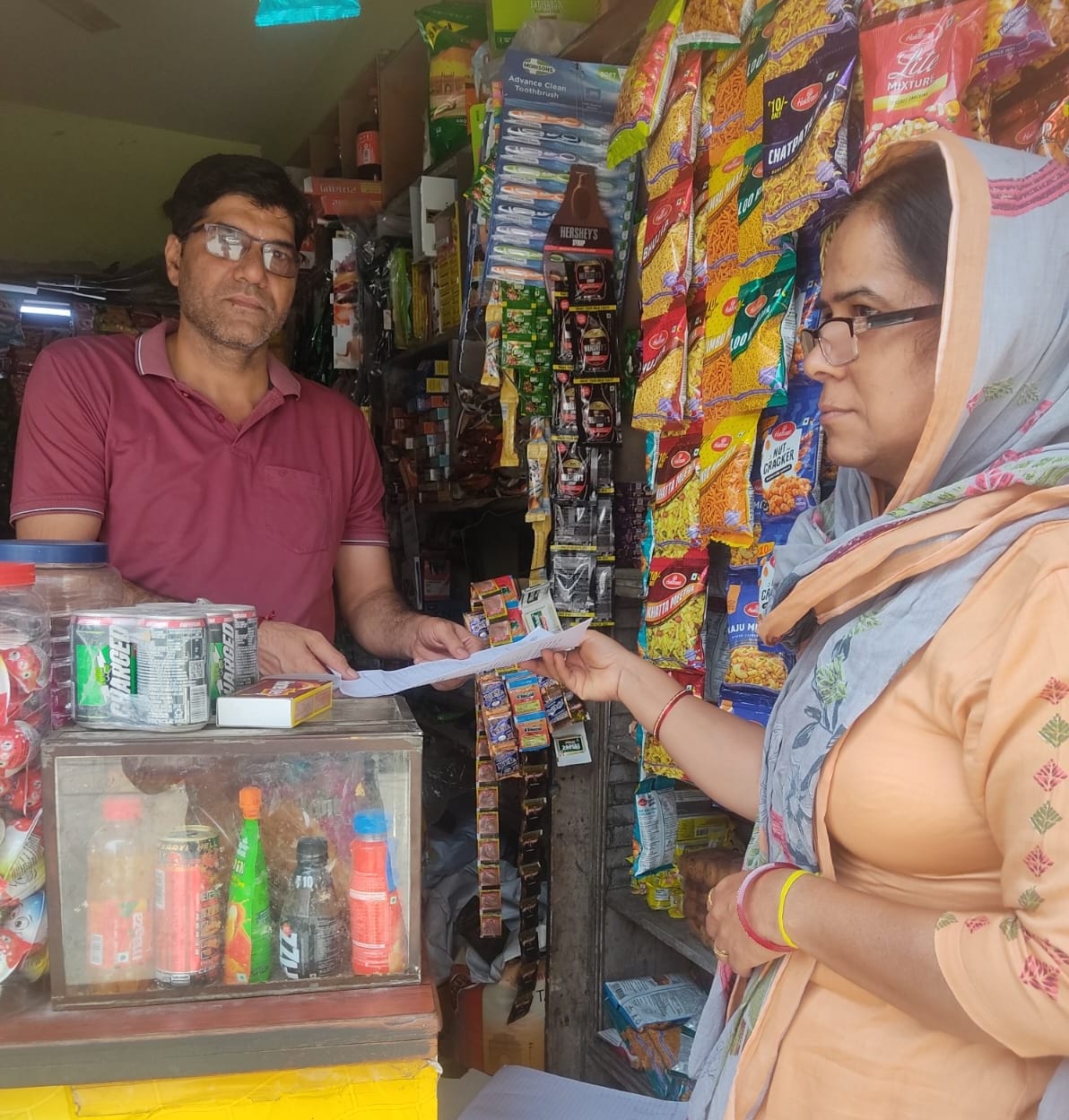 फोटो-58: बहादुरगढ़ में एक मतदाता को गणना प्रपत्र देती बीएलओ। स्रोत सोशल मीडिया