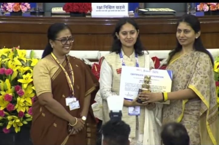 Viksit Bharat Youth Parliament: Apoorva Sharma, daughter of Shahzadpur, honored with the 'Best Questioner' award.