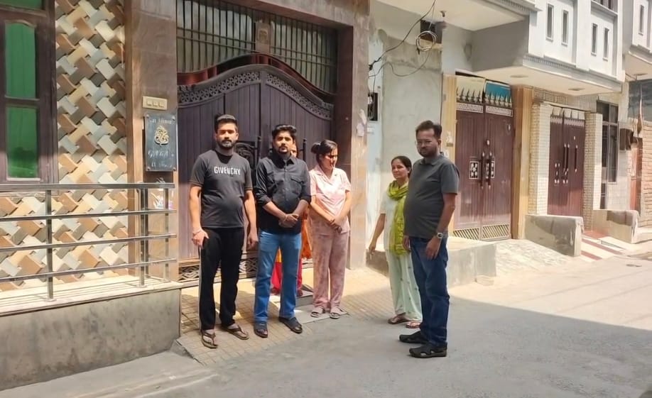 Jewelry and valuables worth lakhs stolen from the home of a property dealer who had gone to visit Kashmir.