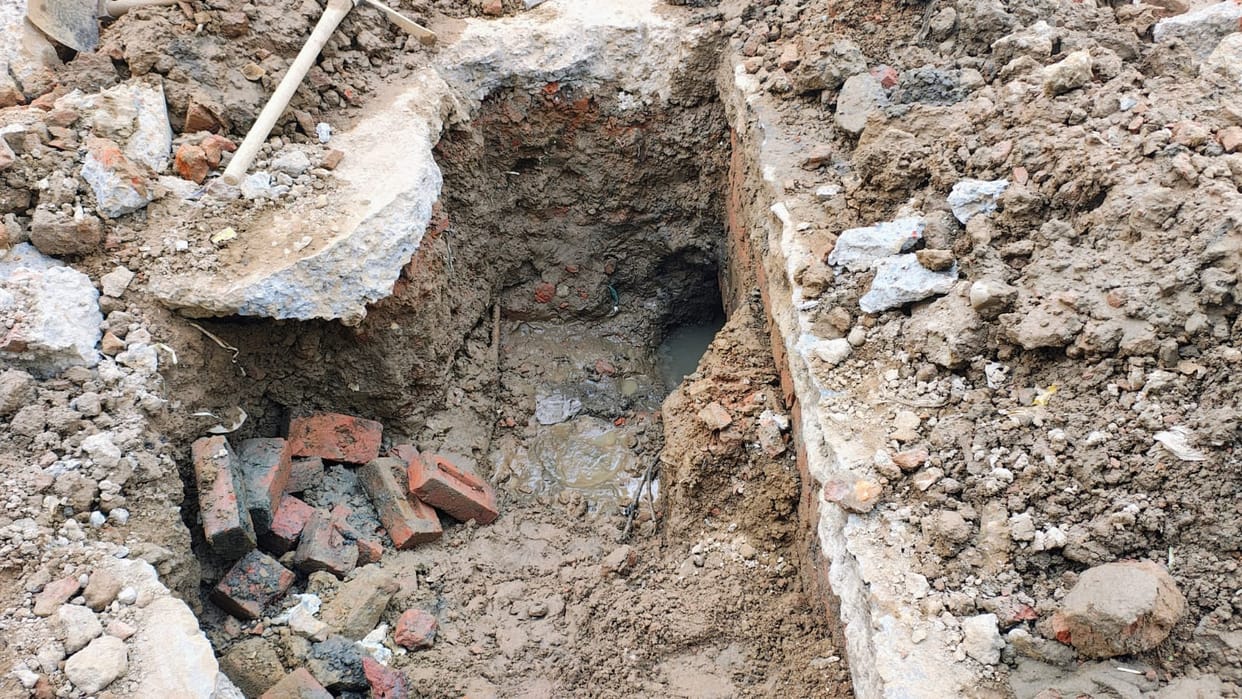 Residents of Vasant Vihar, plagued by drinking water leakage, met the SDM.