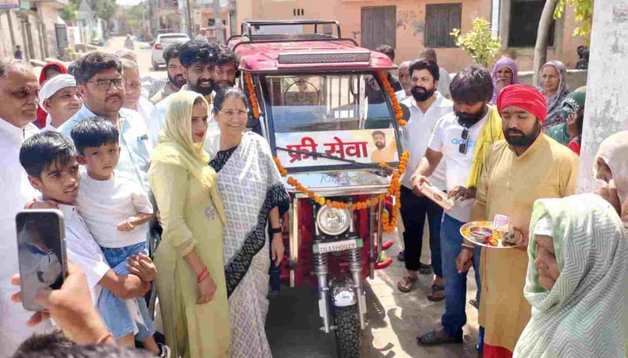 Ankit Murthal has launched a free e-rickshaw service.