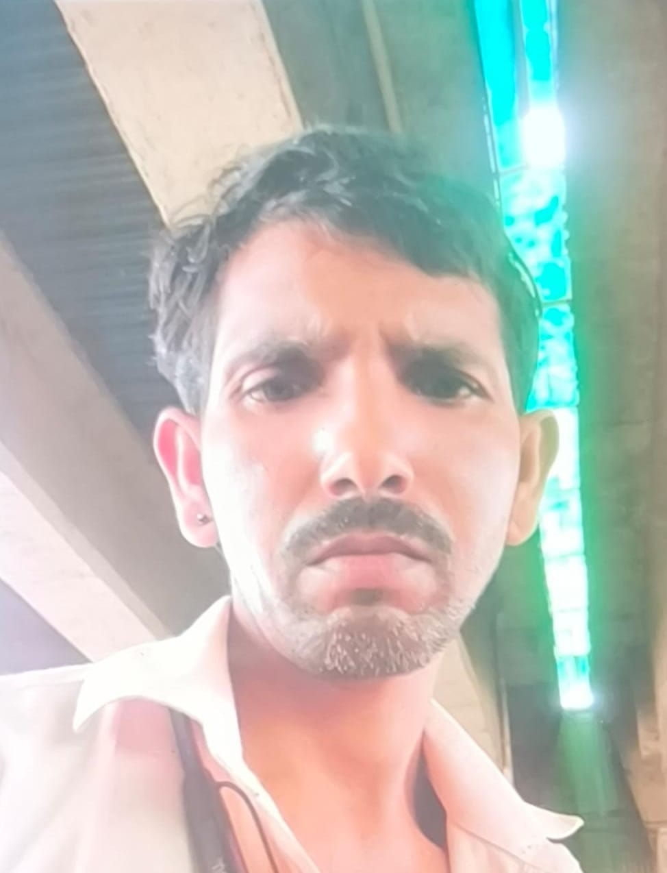 E-rickshaw driver commits suicide after an argument with his wife.