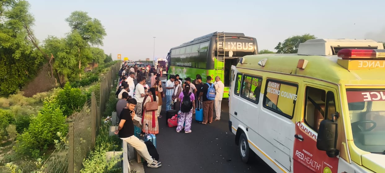 Two buses collided on the Agra-Lucknow Expressway, injuring seven passengers. The accident occurred in the Fatehabad area when the driver dozed off.