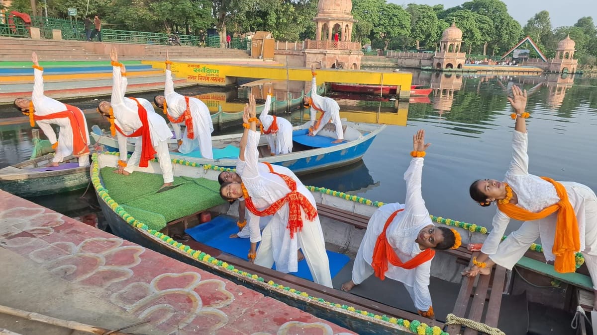 Lucknow News: गोमती में नाव पर हुआ विशेष योगाभ्यास