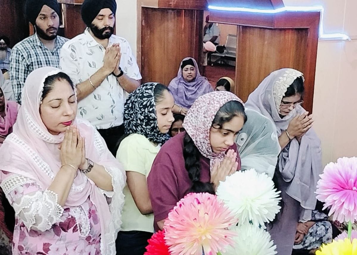 At the special Gurmat Samagam, the congregation bowed before the Guru Granth Sahib and sought blessings.