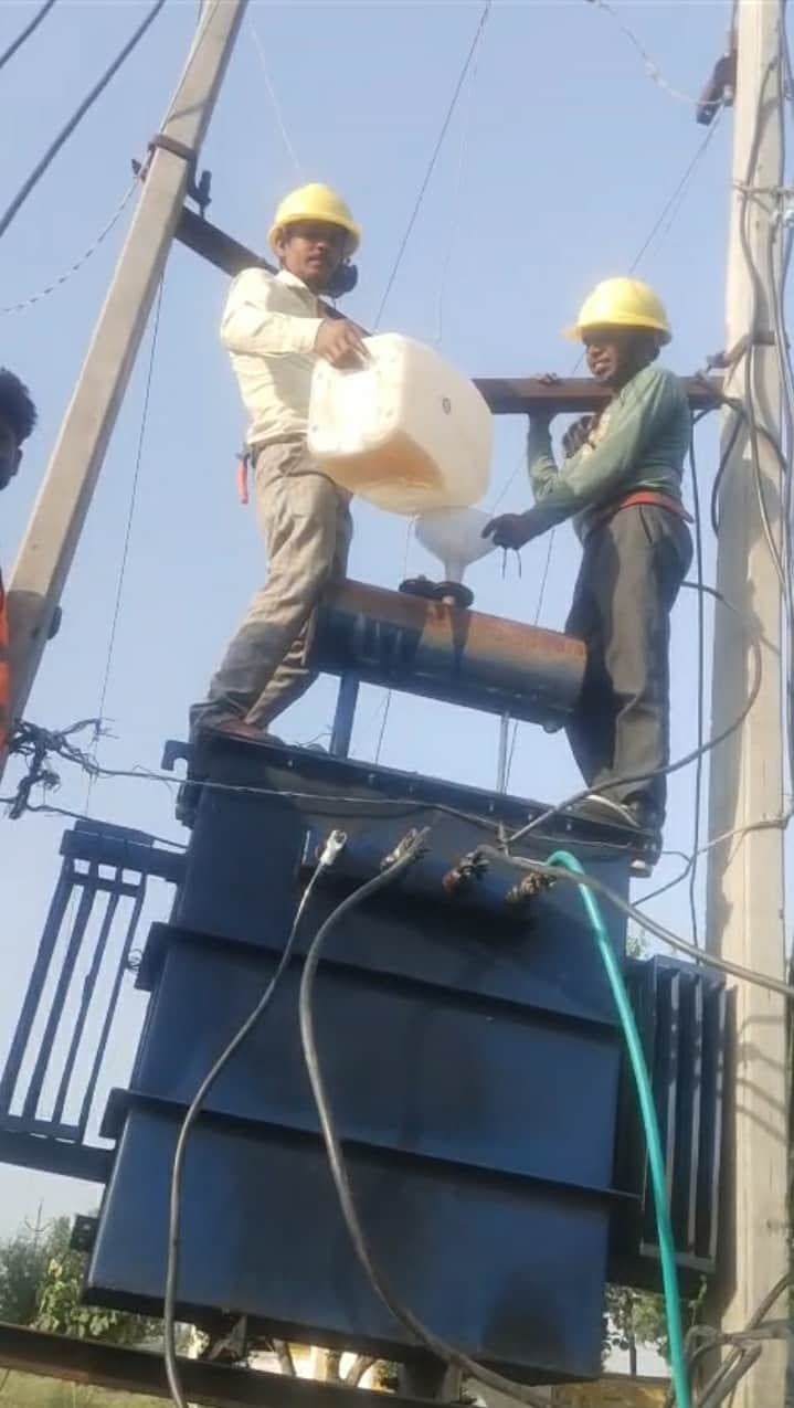 घुंघचाई में ट्रांसफार्मर में तेल डालते कर्मचारी। संवाद