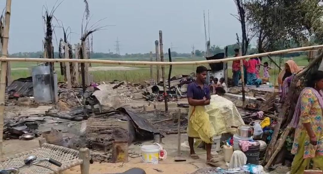 शार्ट सर्किट से तीन घर खाक