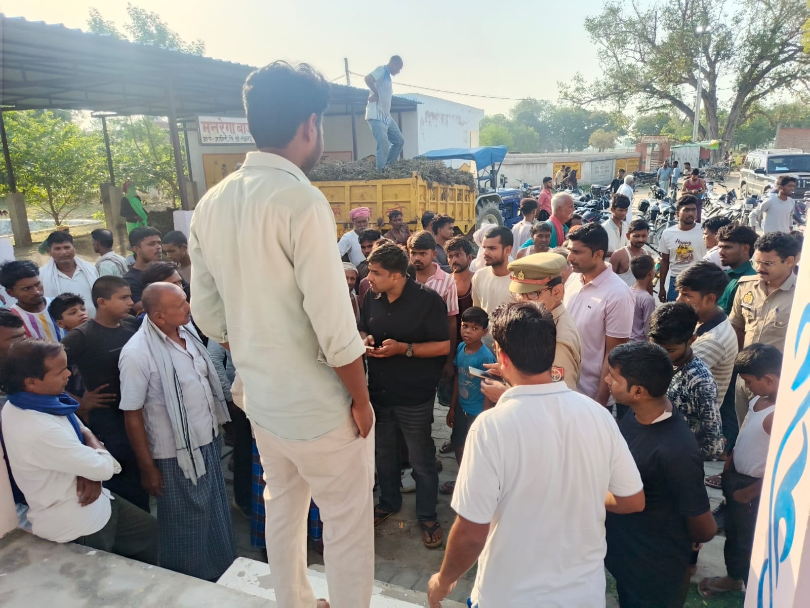 जजौली गांव में अंबेडर जी की मूर्ति टूटने की सूचना पर जुटी ग्रामीणों की भीड़। संवाद