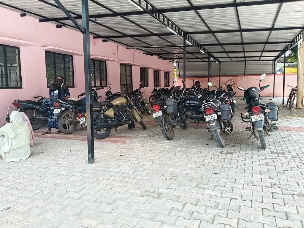 Maharajganj News: अप्रैल में जहां शुरू होना था पर्चा काउंटर, वहां खड़ी हो रही हैं बाइकें