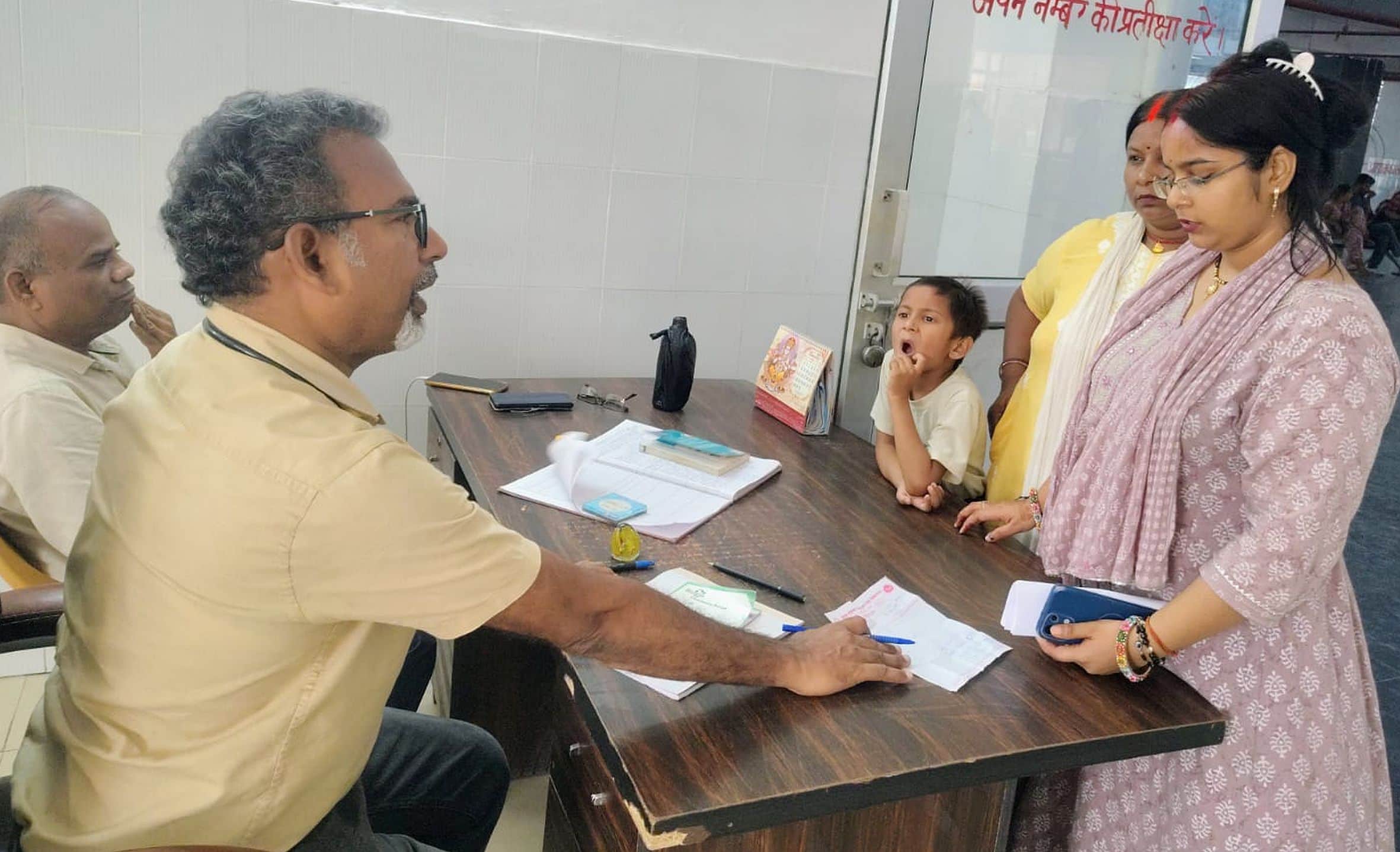  जिला अस्पताल के ओपीडी कक्ष में मरीज का इलाज करते डॉक्टर। -संवाद