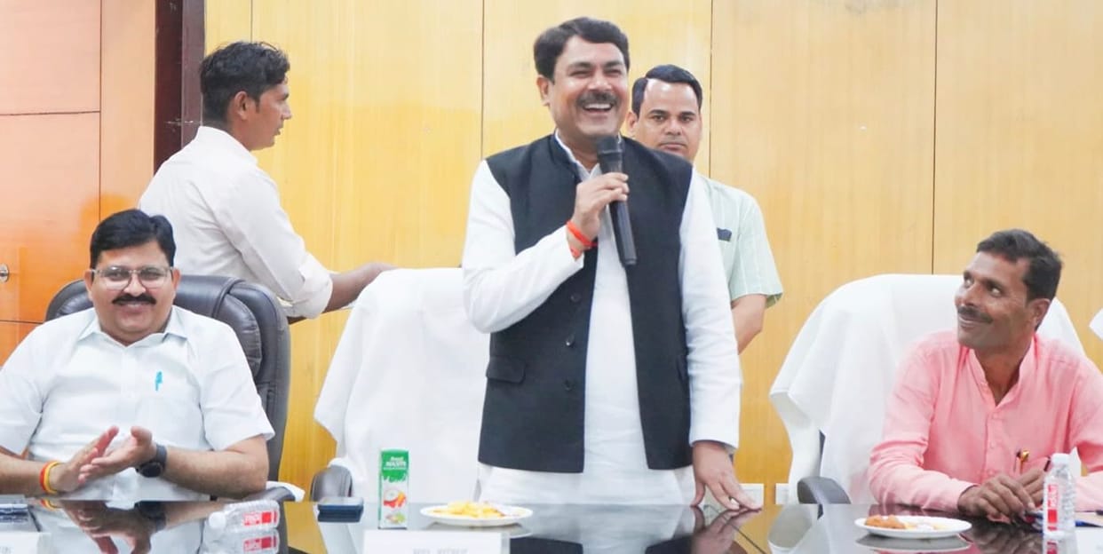 Road repairs, the Jal Jeevan Mission, and farmers' issues were discussed at the board meeting.