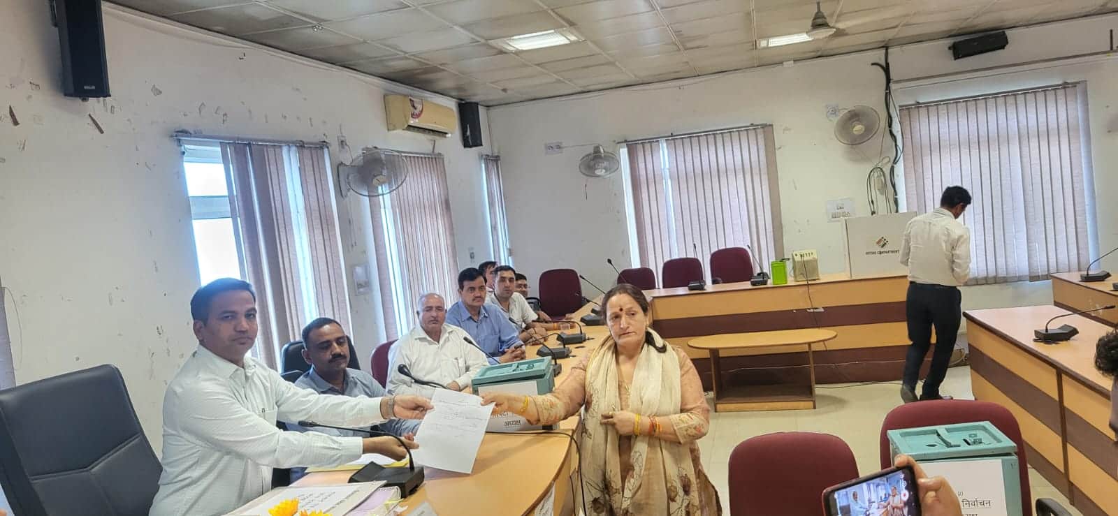 जिला परिषद उपाध्यक्ष पद के लिए नामांकन करती प्रोमिला देवी। संवाद