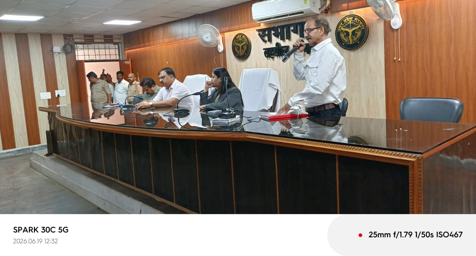 जिला विधिक सेवा प्राधिकरण के शिविर में लोगों को संबोधित करते मुख्य वक्ता। स्रोत: प्रशासन