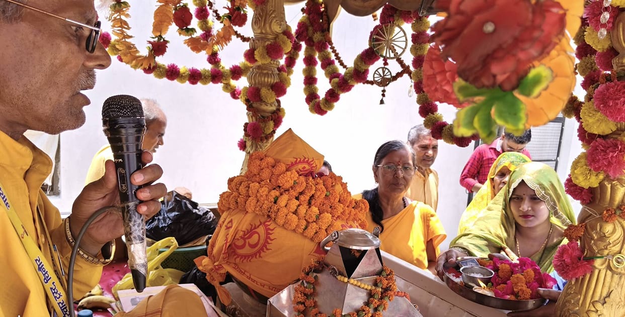 The Jyoti Kalash Yatra was welcomed with a shower of flowers at several locations.