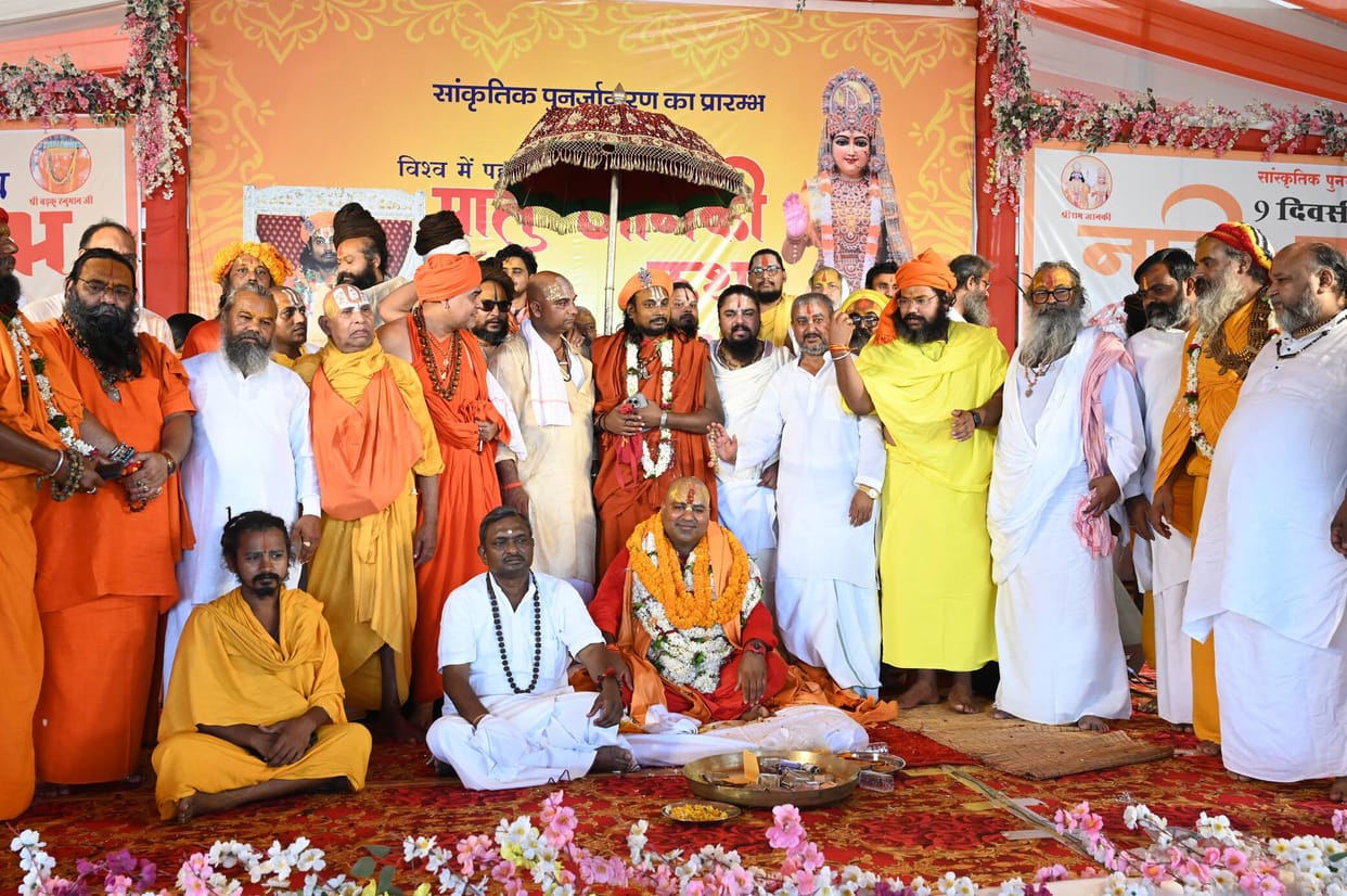 Peethadhishwar Prabhu Ramdas has become the Mahant of the Siddha Peeth Badku Hanuman Ji Ashram.