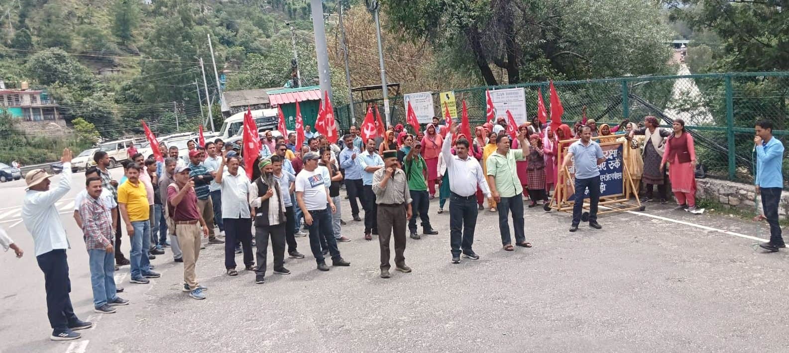 झाकड़ी में परियोजना प्रबंधन के खिलाफ विरोध प्रदर्शन करते मजदूर। स्रोत : सीटू