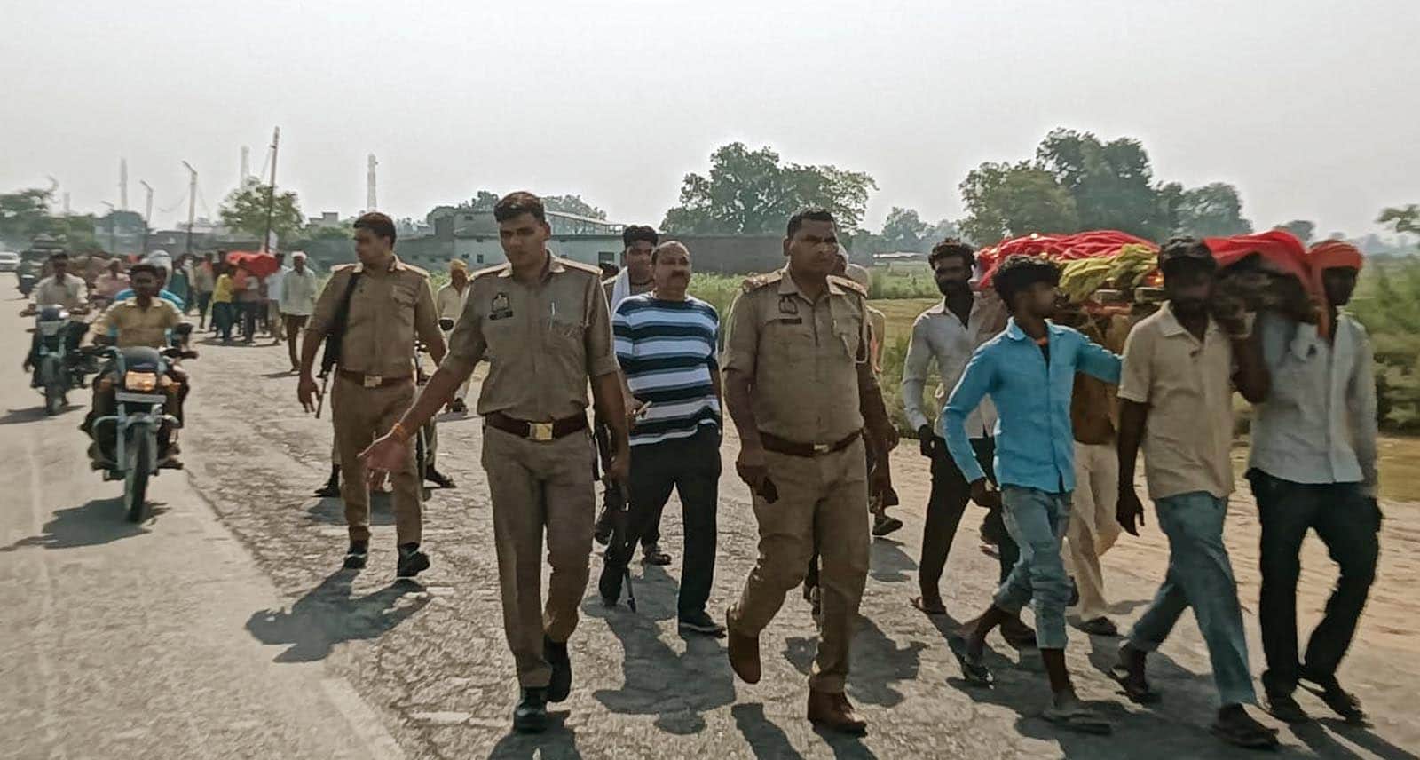 कछला में शवयात्रा के साथ मौजूद पुलिस कर्मी। संवाद