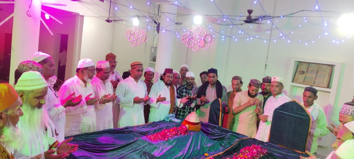 Devotees danced to Sufi Kalam at the Urs, after the Fatiha Khwani, the process of offering Chadar and Gulposhi started.