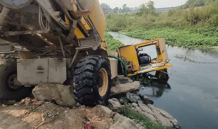 केलो नदी पलटी मिक्सर वाहन