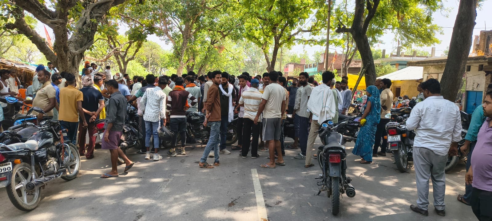 कनैली चौराहे के सरायअकिल महिला मार्ग पर शव रखकर चक्का जाम करते पीड़ित परिजन। संवाद