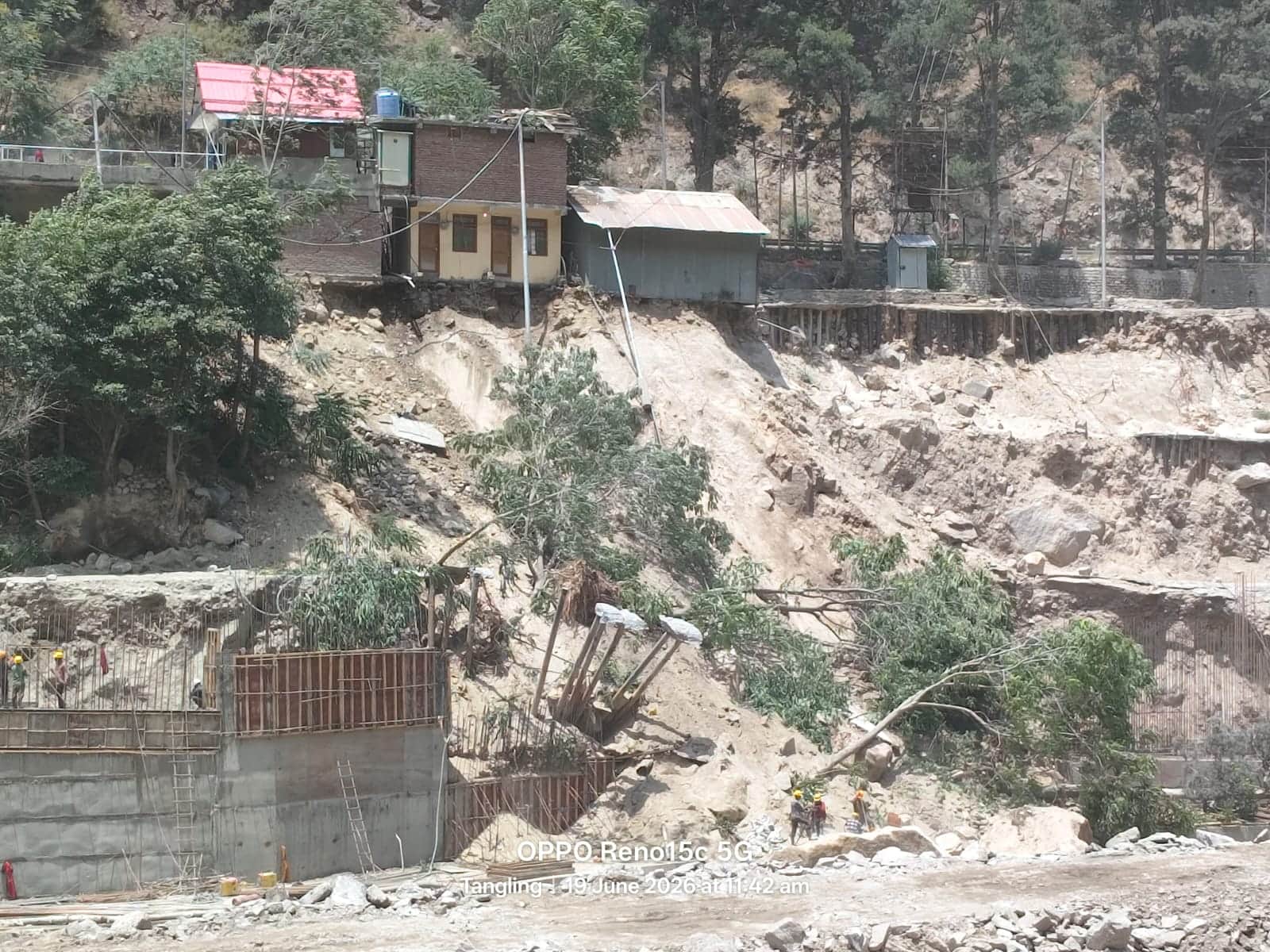 किन्नौर के पोवारी में बैराज साइट पर हुई भूस्खलन में गिरे पेड़ और खतरे में संपत्ति। संवाद